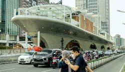 Foto Halte TransJakarta Tosari Mirip Kapal Pesiar 