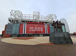 Stadion Old Trafford Bocor Seperti Air Terjun, Netizen: Keren, Objek Wisata Baru!
