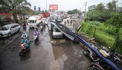 Papan Reklame Roboh Timpa 1 Mobil dan 5 Motor di Sidoarjo