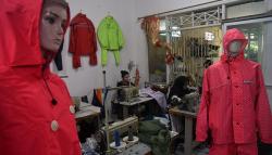 Pembuat Jas Hujan Banjir Pesanan