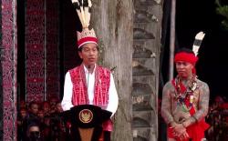 Jokowi Sebut Tiga Nama Sosok Berambut Putih