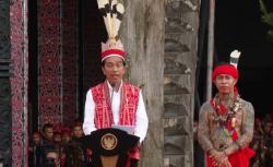 Sosok Panglima Jilah Dampingi Jokowi, Pemimpin Pasukan Merah Suku Dayak yang Disegani