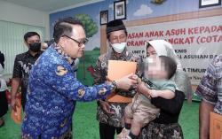 Haru, Penyerahan 11 Bayi Telantar di Jatim kepada Calon Orang Tua Angkat