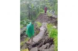 Jalan Putus, 10 Kepala Keluarga di Nglipar Terisolasi