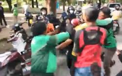 Diduga Ancam Pengemudi Ojol dengan Busur, Pengamen Babak Belur Dihakimi Massa