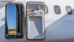 Penumpang Nekat Ingin Buka Pintu Pesawat saat Terbang, Mengaku Disuruh Tuhan Yesus