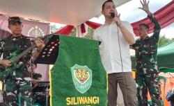 Sambangi Posko Pengungsian, Wakasad Beri Bantuan dan Hibur Korban Gempa Cianjur<