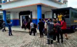 Penampakan 17 Awak MV Serasi I Tiba di Muntok Usai Kapalnya Tenggelam 