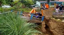 Apes, Pengendara Motor Terperosok saat Lewati Jembatan Ambrol di Blora