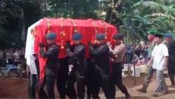 Isak Tangis Iringi Pemakaman Briptu Gilang Aji yang Gugur Ditembak KKB