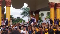 Anies Baswedan Tiba di Aceh, Dikalungi Kain Songket hingga Diiringi Klub Vespa