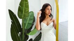 4 Potret Anya Geraldine Baca Buku Pakai Bikini, Bodynya seperti Gitar Spanyol 