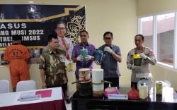  Polda Sumsel Tangkap Pembuat Pertalite Palsu, Minyak Sulingan Tambang Ilegal Dicampur Cat<