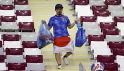 Gerak Cepat Suporter Jepang Angkut Sampah di Dalam Stadion Khalifa