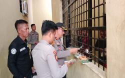 Polres Pagaralam Bagikan Buku Agama ke Tahanan agar Berpikir Jernih Sebelum Bertindak <