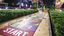 Warna-warni Mural Ular Tangga di Trotoar Jakarta