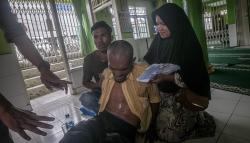 Sejumlah Warga Pingsan saat Berdesakan Ambil BLT di Rangkasbitung