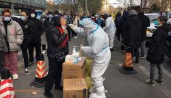Warga China Padati Jalanan Kota Beijing untuk Tes PCR Covid-19