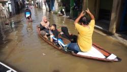 Banjir Semeter di Dayeuhkolot Bandung Belum Surut, Sebagian Warga Mengungsi<