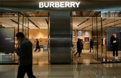 Kisah Anak Pedagang Kelontong Sukses Dirikan Brand Fashion Global Terkemuka Burberry