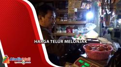  Jelang Nataru, Harga Telur Ayam Merangkak Naik di Pasar Kosambi Bandung<