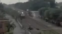 Viral Aksi Heroik Penjaga Pelintasan Kereta Selamatkan Pemotor di Lamongan