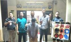 Asyik Kuncang Dadu, Bandar Judi Koprok Ini Ditangkap Polisi<