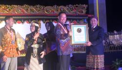 Peringati Bulan Bahasa, FBS Unnes Ciptakan Rekor Penulisan 10.000 Pantun Konservasi