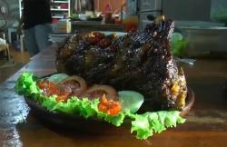 Menikmati Iga Bakar Jumbo Mbah Lincak Klaten, Dagingnya Empuk dan Bumbu Rempah Meresap