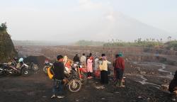 Jalur Aliran Awan Panas Gunung Semeru Jadi Tontonan Warga