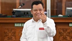 Senyum Lebar Kuat Maruf Sambil Acungkan Jari Hati