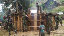 Peduli Warga Papua, Prajurit TNI Bantu Bangun Honai di Tolikara