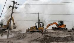 Jalan dan Jembatan Tertutup Material Vulkanik Gunung Semeru Mulai Dibersihkan
