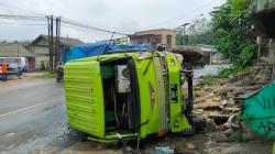 Diduga Rem Blong, Hino Pengangkut Bantuan Korban Gempa Terguling di Cipatat KBB<