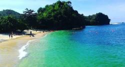 Pantai 3 Warna di Malang, Pemandangan Eksotis Bergradasi dengan Pasir Putih