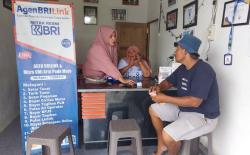 Selamatkan Masyarakat dari Rentenir, Perempuan Ini Sukses Jadi Agen BRILink dan UMi <