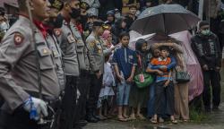 Haru, Tangisan Anak Istri Polisi Korban Bom Bunuh Diri Iringi Pemakaman