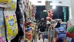 Terekam CCTV, Komplotan Remaja Tenteng Senjata Tajam dan Rampas Motor Pembeli Warung Kelontong