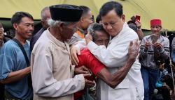 Momen Prabowo Peluk dan Cium Korban Gempa Cianjur