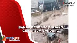 Bikin Panik, Motor Parkir Hanyut Terbawa Arus Banjir Bandang di Cibeureum Bandung