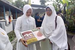 Ibu-Ibu Pengajian Pernikahan Kaesang-Erina Bawa Pulang Bingkisan, Ternyata Ini Isinya<