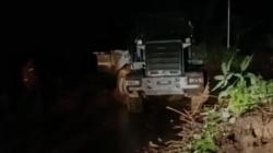 Jalan Raya Garut-Bungbulang Tertutup Longsor, Lalu Lintas Nyaris Lumpuh<