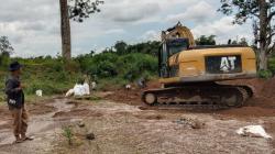 Warga Berebut Batu Apung di Bekas Galian Area Sirkuit Motor Cross di Loteng