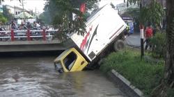 Ngebut, Truk Boks di Jombang Tabrak Warung Nasi Bebek hingga Terperosok ke Sungai