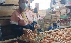 Harga Tembus Rp31.000 per Kg, Warga Pilih Beli Telur Pecah<