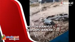Banjir, Motor Hanyut Tersapu Air di Kertasari Bandung<