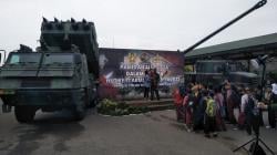 Anak-Anak SD Gembira Naik Ranpur di Pameran Alutsista Pussen Armed TNI AD