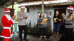 Polisi Santa dari Polres Tomohon Bagi-bagi Sembako untuk Warga Kurang Mampu