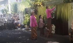 Momen Presiden Jokowi Pasang Bleketepe, Disaksikan Luhut dan Mahfud MD 