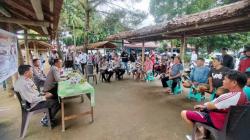 Kapolres Ngopi Bareng Warga Sambil Ngobrol Kamtibmas di Terminal Beriman Tomohon